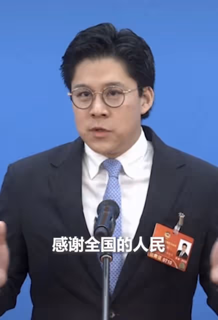 霍啟剛感謝全國人民幫香港,含淚鞠躬幾度哽咽,呼籲重視愛國教育