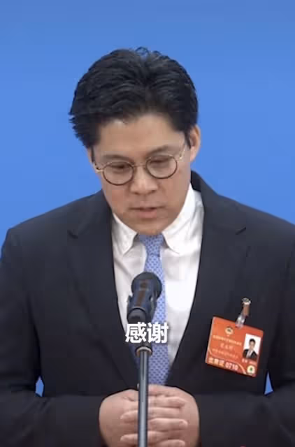 霍啟剛感謝全國人民幫香港,含淚鞠躬幾度哽咽,呼籲重視愛國教育