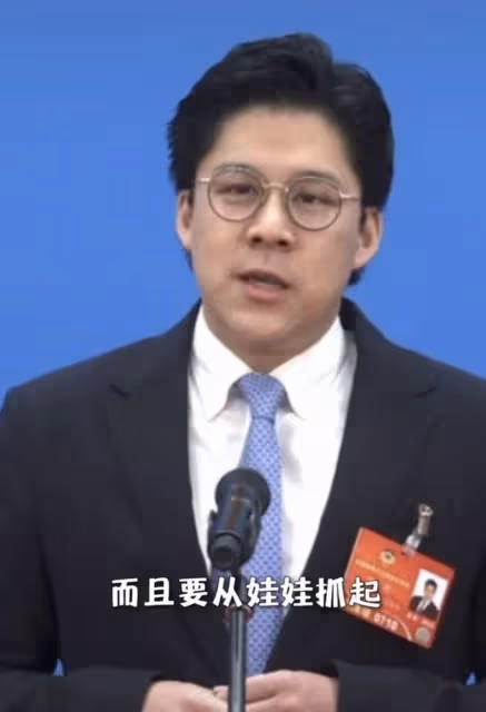霍啟剛感謝全國人民幫香港,含淚鞠躬幾度哽咽,呼籲重視愛國教育