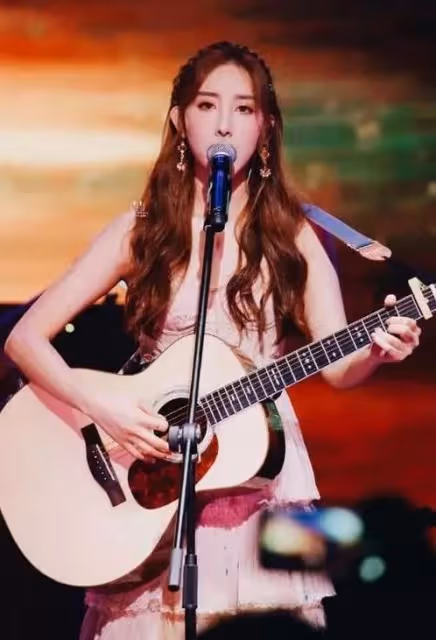 28歲女星承認戀愛3年分手，自曝曾精神出軌，現獲圈外人瘋狂追求