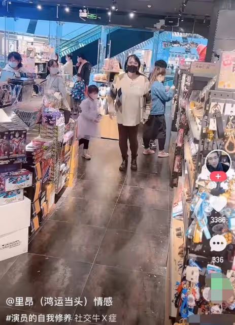 李菁菁患癌後逛平價店!店內撩發跳舞引路人疑惑,90後老公站老遠