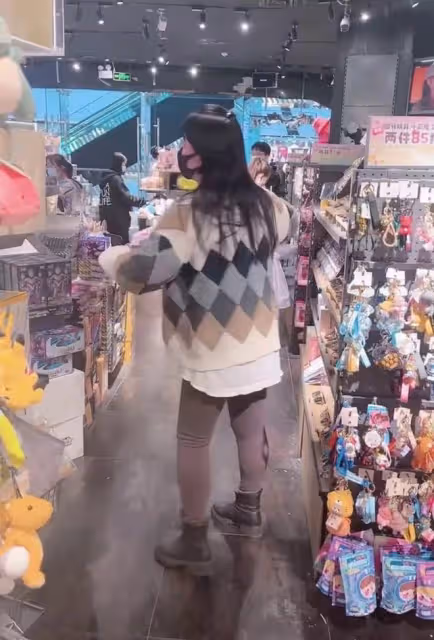 李菁菁患癌後逛平價店!店內撩發跳舞引路人疑惑,90後老公站老遠