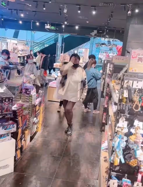 李菁菁患癌後逛平價店!店內撩發跳舞引路人疑惑,90後老公站老遠
