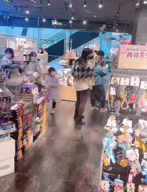 李菁菁患癌後逛平價店!店內撩發跳舞引路人疑惑,90後老公站老遠