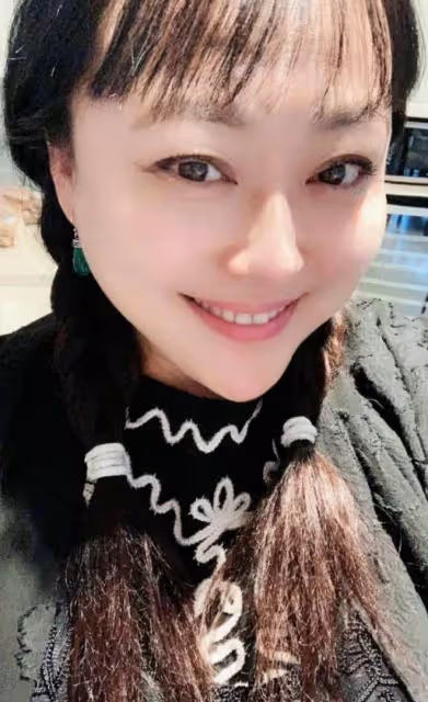 李菁菁患癌後逛平價店!店內撩發跳舞引路人疑惑,90後老公站老遠