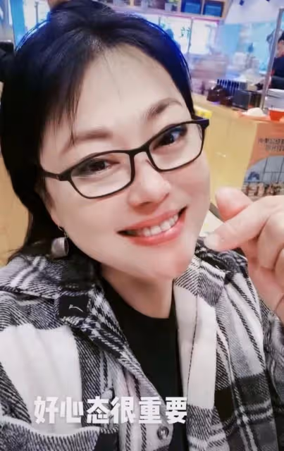 李菁菁患癌後逛平價店!店內撩發跳舞引路人疑惑,90後老公站老遠