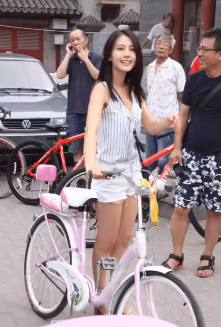 高圓圓自認為拍戲天賦有限,運氣好無需爭取資源,但曾被美貌困擾