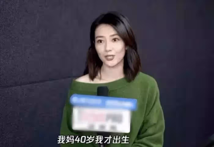 高圓圓自認為拍戲天賦有限,運氣好無需爭取資源,但曾被美貌困擾