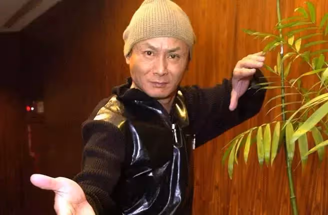 劉德華出手相助!武打男星當年風光無限「中風後全變了」,被妻捲家產逃走「落魄到令人心疼」