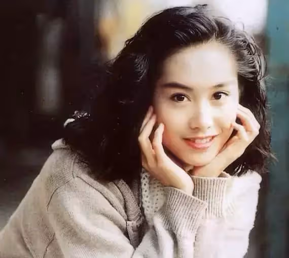 朱茵的人生太順了!錯過周星馳就遇真愛,與黃貫中結婚10年「朱茵被寵成公主」,真的嫁對人了