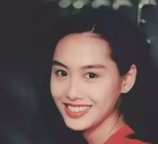 朱茵的人生太順了!錯過周星馳就遇真愛,與黃貫中結婚10年「朱茵被寵成公主」,真的嫁對人了