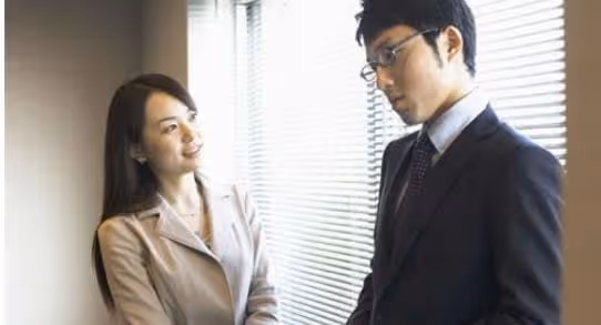 我和老男人在辦公室做不可描述的事情，被人撞穿後引來禍事