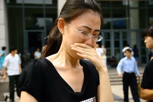 兒子早產婆婆沒空來,她大兒子生病她忙前忙後,她生病後俺樂開花