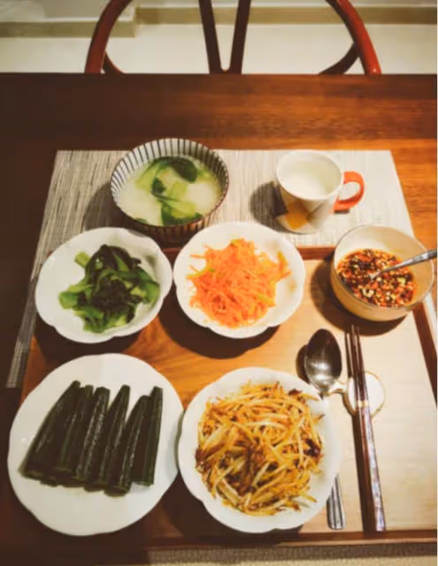 44歲陳數曬晚餐照，全是水煮蔬菜無主食，身材熱辣有料好自律