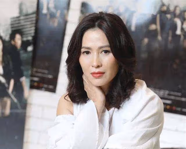 52歲香港著名女星至今單身，曝獨居生活，生病經歷用「慘」字形容