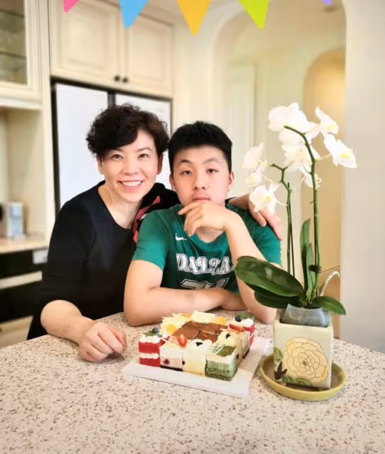 鄧亞萍一家豪宅內為愛子慶生!16歲兒子身材魁梧,長相成熟似許昕
