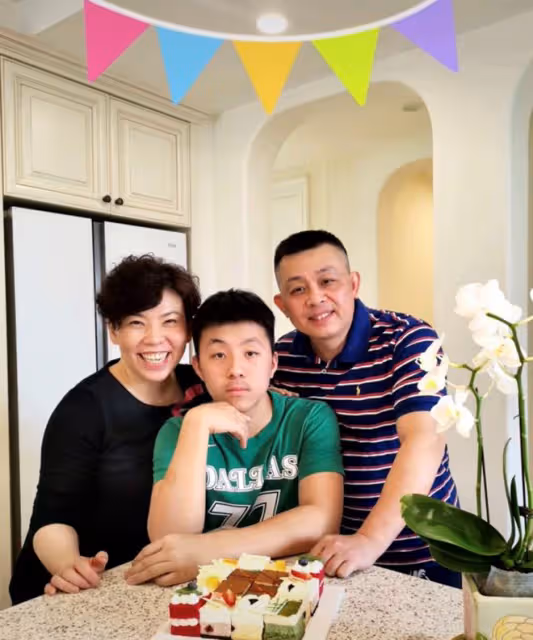 鄧亞萍一家豪宅內為愛子慶生!16歲兒子身材魁梧,長相成熟似許昕