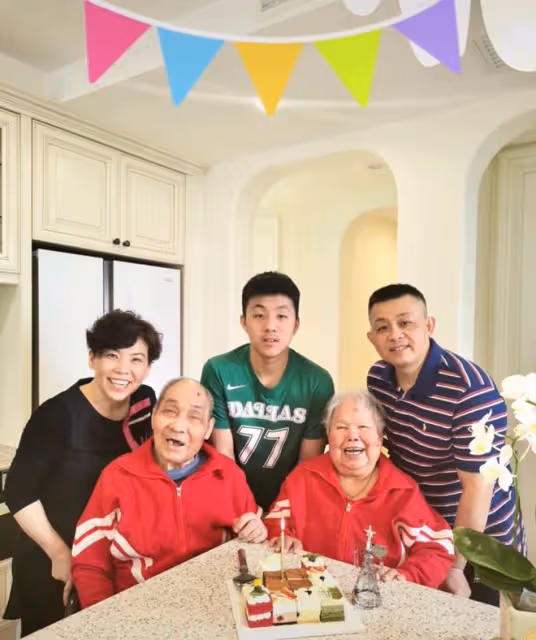 鄧亞萍一家豪宅內為愛子慶生!16歲兒子身材魁梧,長相成熟似許昕