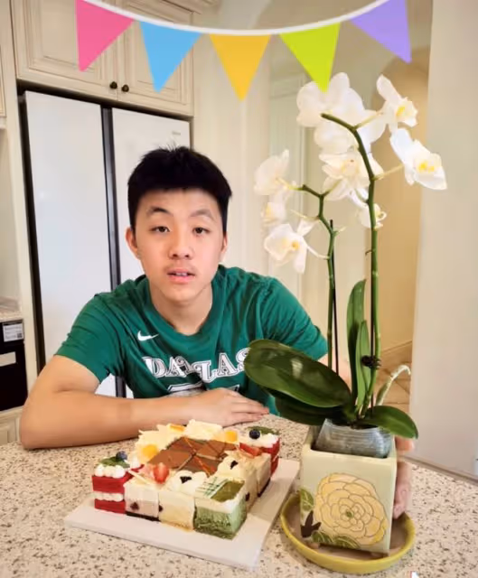 鄧亞萍一家豪宅內為愛子慶生!16歲兒子身材魁梧,長相成熟似許昕