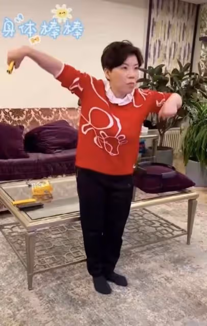 鄧亞萍一家豪宅內為愛子慶生!16歲兒子身材魁梧,長相成熟似許昕