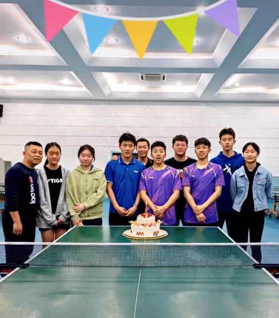 鄧亞萍一家豪宅內為愛子慶生!16歲兒子身材魁梧,長相成熟似許昕