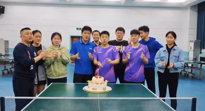 鄧亞萍一家豪宅內為愛子慶生!16歲兒子身材魁梧,長相成熟似許昕