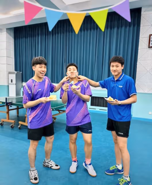 鄧亞萍一家豪宅內為愛子慶生!16歲兒子身材魁梧,長相成熟似許昕