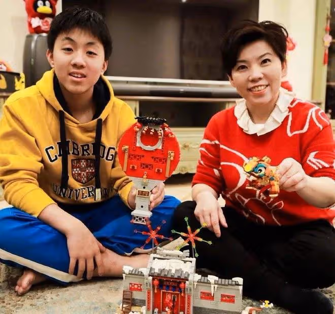 鄧亞萍一家豪宅內為愛子慶生!16歲兒子身材魁梧,長相成熟似許昕
