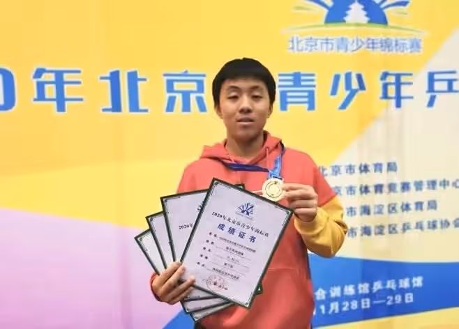 鄧亞萍一家豪宅內為愛子慶生!16歲兒子身材魁梧,長相成熟似許昕