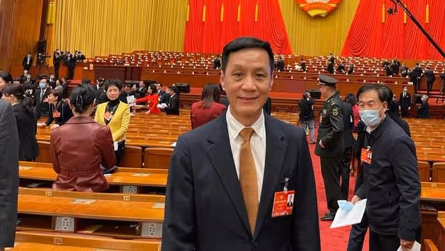 老戲骨出席會議!張光北罕露面,張凱麗皮褲吸睛,成龍低調站角落