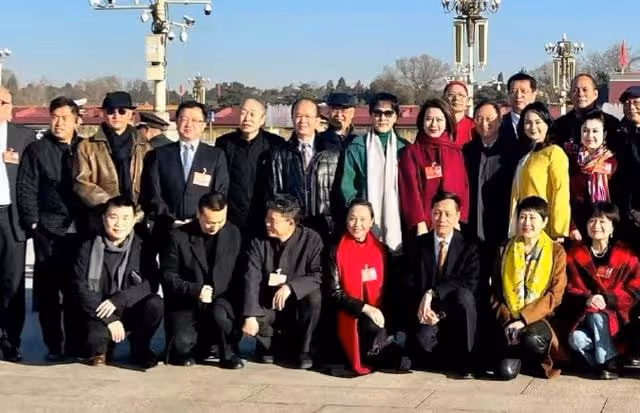 老戲骨出席會議!張光北罕露面,張凱麗皮褲吸睛,成龍低調站角落