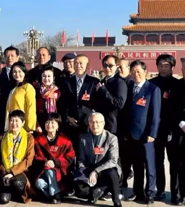老戲骨出席會議!張光北罕露面,張凱麗皮褲吸睛,成龍低調站角落