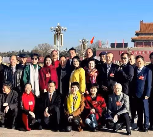老戲骨出席會議!張光北罕露面,張凱麗皮褲吸睛,成龍低調站角落