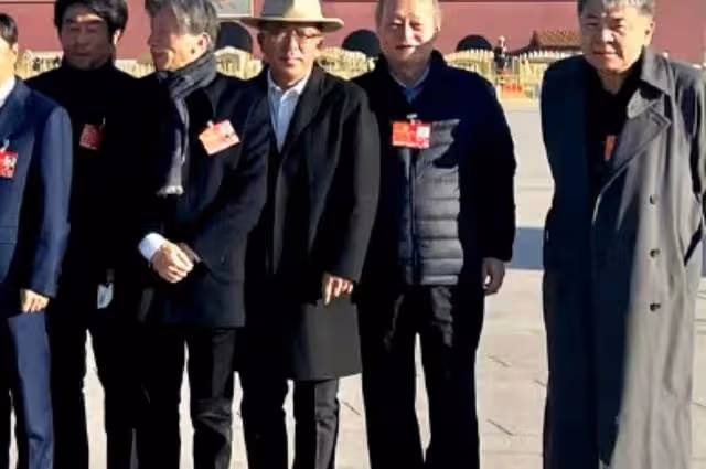 老戲骨出席會議!張光北罕露面,張凱麗皮褲吸睛,成龍低調站角落