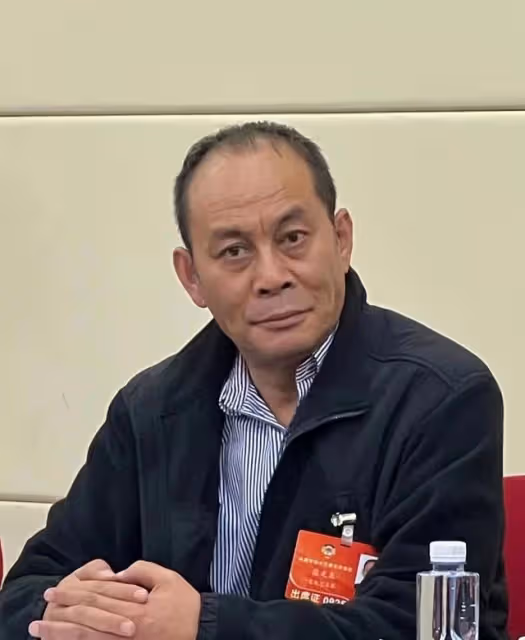 老戲骨出席會議!張光北罕露面,張凱麗皮褲吸睛,成龍低調站角落