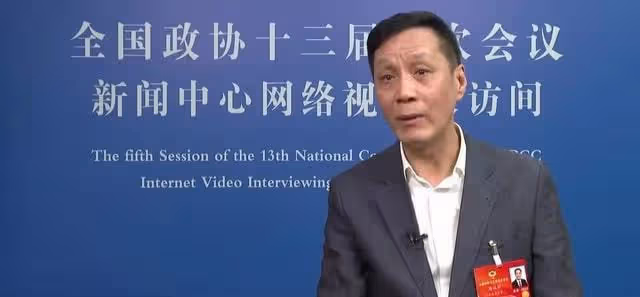 老戲骨出席會議!張光北罕露面,張凱麗皮褲吸睛,成龍低調站角落
