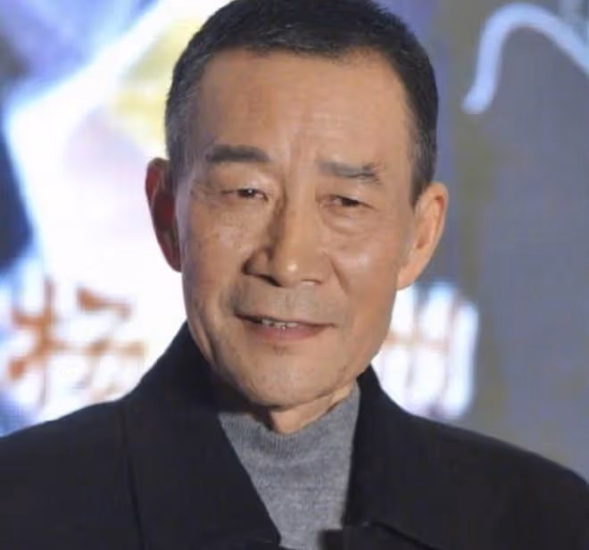 戲骨李雪健老婆露面,手寫發言稿力挺兒子新作,彎腰鞠躬淚流不止