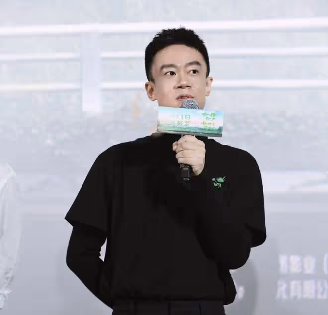 戲骨李雪健老婆露面,手寫發言稿力挺兒子新作,彎腰鞠躬淚流不止