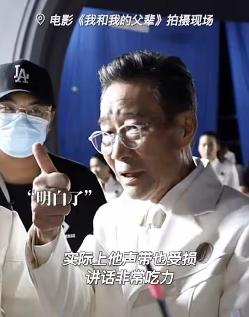 戲骨李雪健老婆露面,手寫發言稿力挺兒子新作,彎腰鞠躬淚流不止