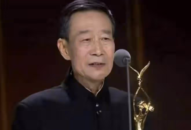 戲骨李雪健老婆露面,手寫發言稿力挺兒子新作,彎腰鞠躬淚流不止