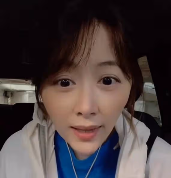 香港疫情持續爆發!女星穿防護服戴倆口罩出門,何超蓮隔離快崩潰
