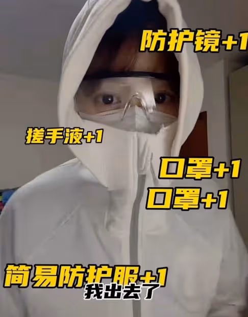 香港疫情持續爆發!女星穿防護服戴倆口罩出門,何超蓮隔離快崩潰