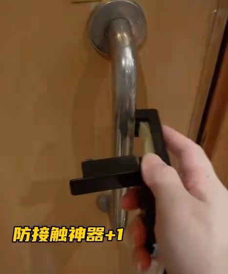 香港疫情持續爆發!女星穿防護服戴倆口罩出門,何超蓮隔離快崩潰