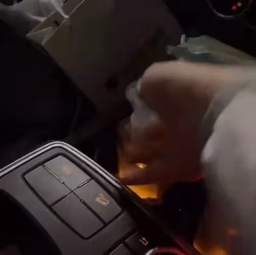 香港疫情持續爆發!女星穿防護服戴倆口罩出門,何超蓮隔離快崩潰