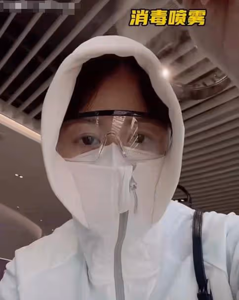 香港疫情持續爆發!女星穿防護服戴倆口罩出門,何超蓮隔離快崩潰