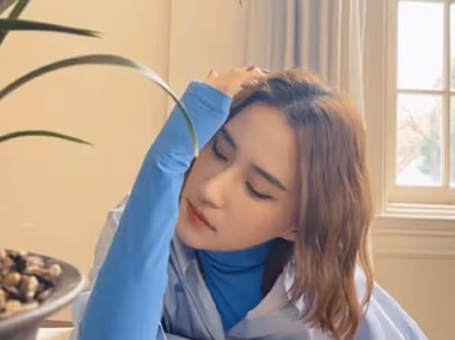 香港疫情持續爆發!女星穿防護服戴倆口罩出門,何超蓮隔離快崩潰
