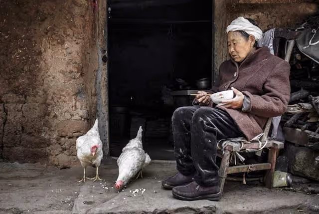 母親被凈身出戶，10年後姑媽上門借錢，我反問：憑啥我出錢？