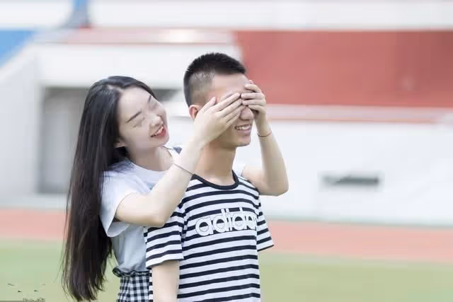 母親被凈身出戶，10年後姑媽上門借錢，我反問：憑啥我出錢？