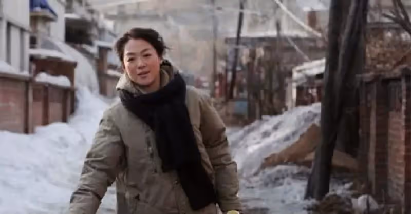 寡婦丟個硬幣給門口乞丐，兒子卻喊他爺爺，乞丐抬頭，寡婦愣住了