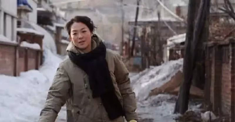 寡婦丟個硬幣給門口乞丐,兒子卻喊他爺爺,乞丐抬頭,寡婦愣住了